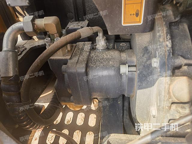 液压泵舱室正面整体（整机外观）