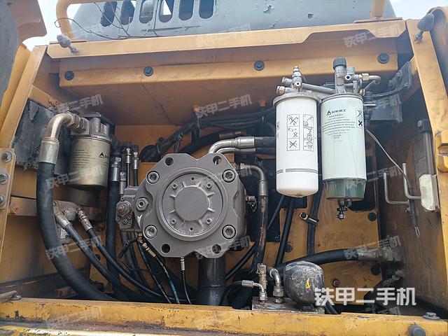 液压泵舱室正面整体（整机外观）