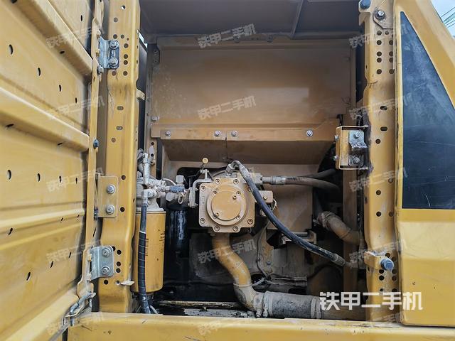 液压泵舱室正面整体（整机外观）