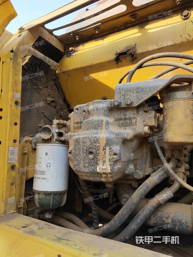 液压泵舱室正面整体（整机外观）