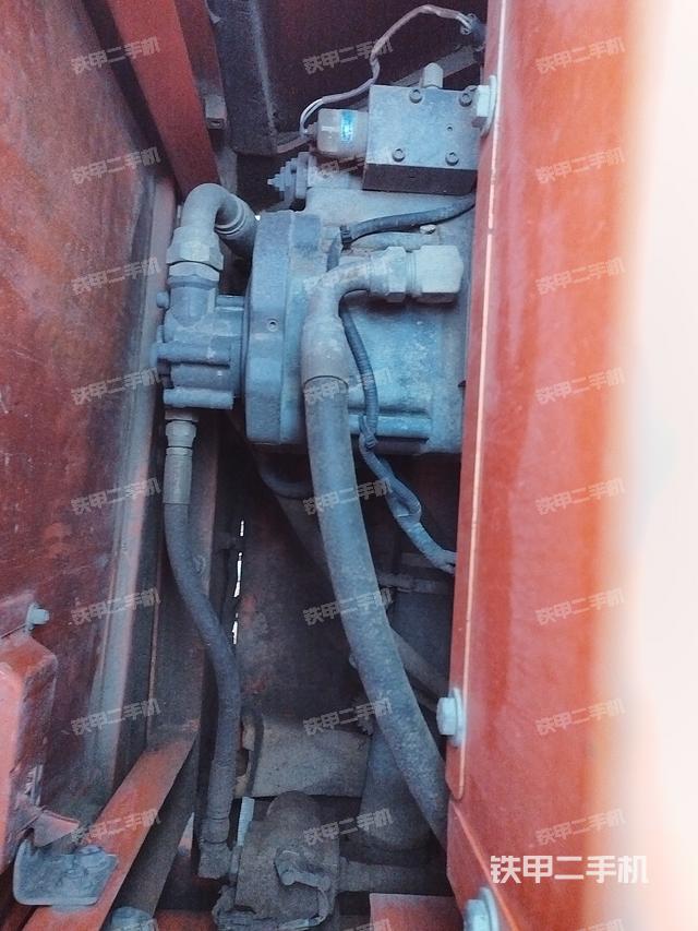 液压泵舱室正面整体（整机外观）