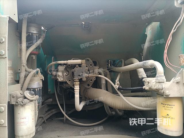 液压泵舱室正面整体（整机外观）