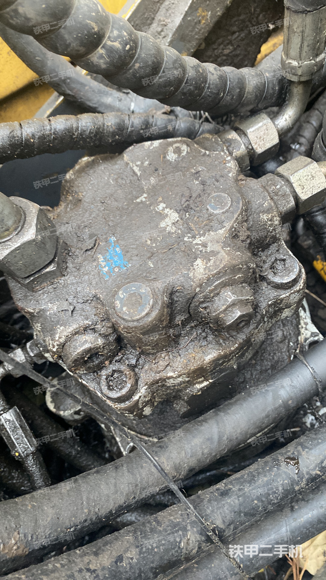 回转马达和主控阀（整机外观）