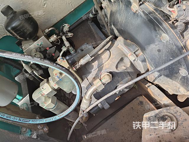 液压泵舱室正面整体（整机外观）