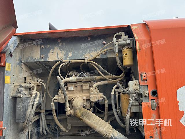 液压泵舱室正面整体（整机外观）