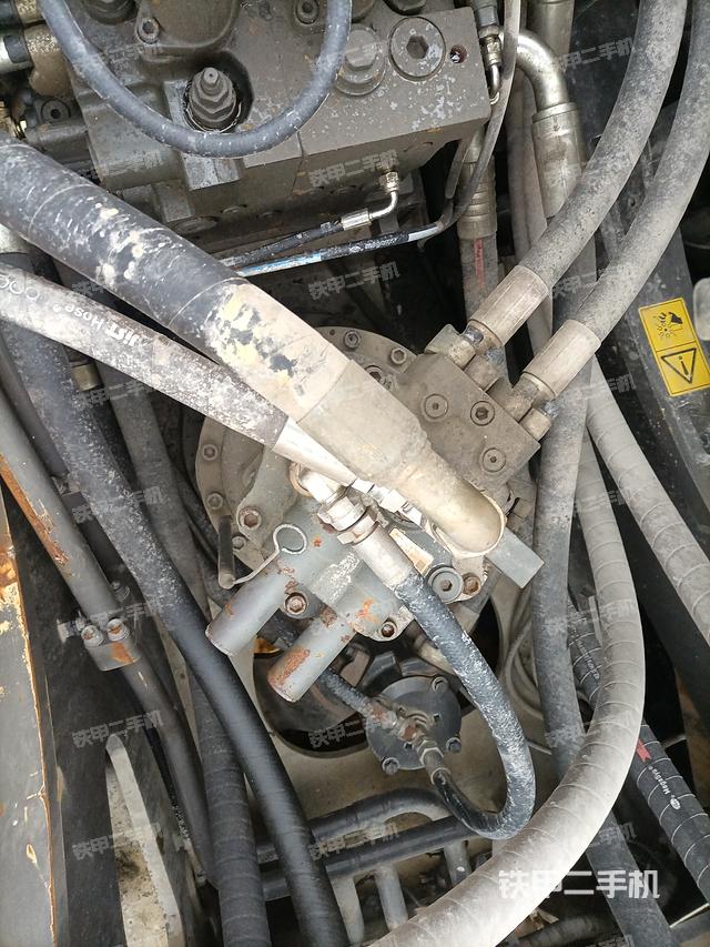 回转马达和主控阀（整机外观）