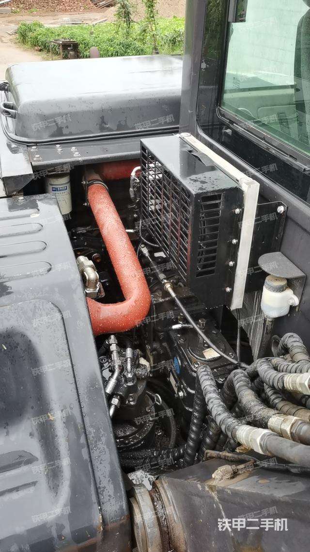 回转马达和主控阀（整机外观）