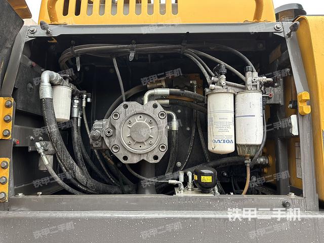 液压泵舱室正面整体（整机外观）