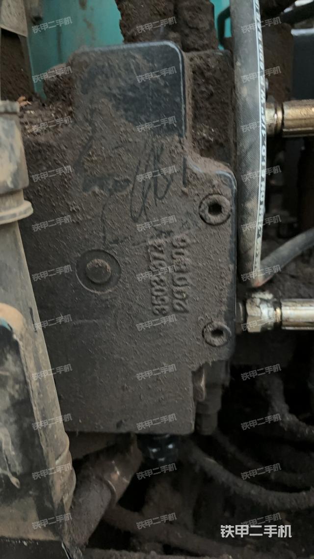 回转马达和主控阀（整机外观）