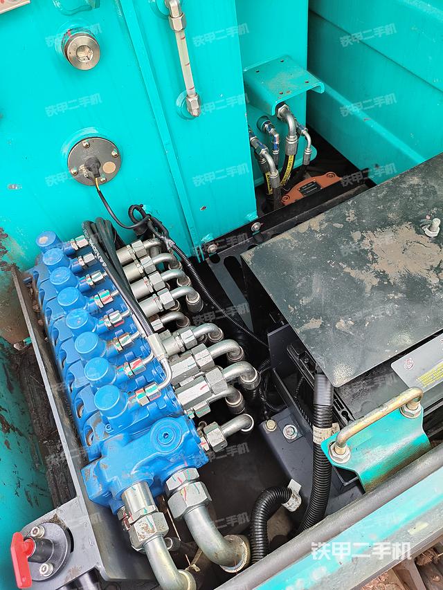 回转马达和主控阀（整机外观）