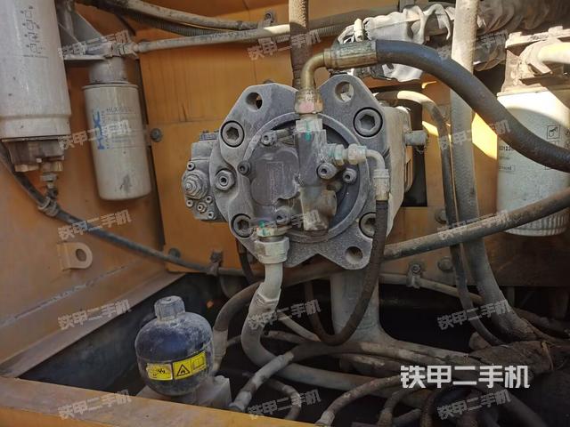 液压泵舱室正面整体（整机外观）