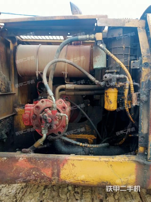 液压泵舱室正面整体（整机外观）