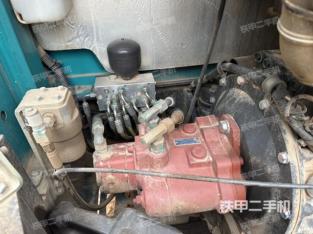 液压泵舱室正面整体（整机外观）