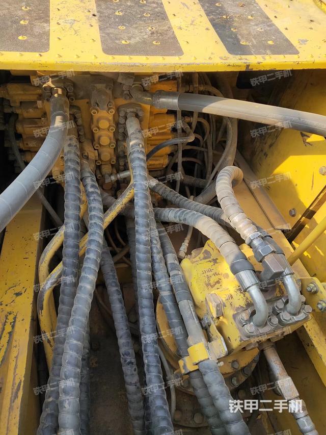 回转马达和主控阀（整机外观）