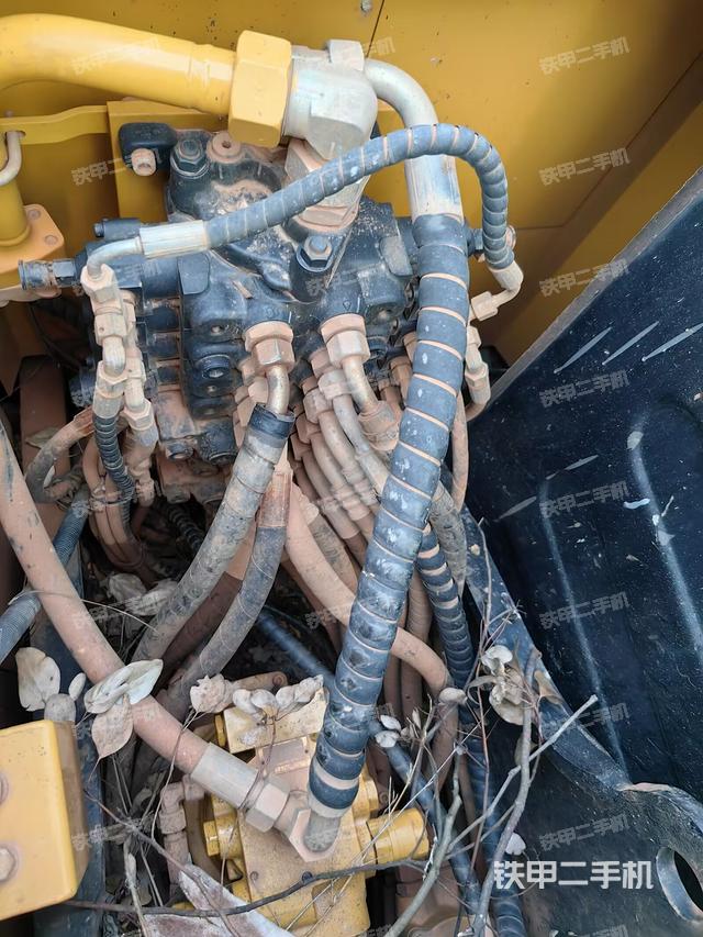 回转马达和主控阀（整机外观）