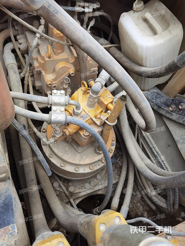 回转马达和主控阀（整机外观）