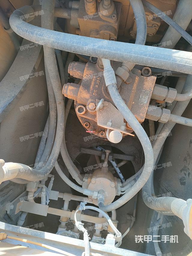 回轉(zhuǎn)馬達(dá)和主控閥(整機(jī)外觀) 回轉(zhuǎn)馬達(dá)和主控閥(整機(jī)外觀)