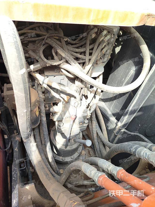 回转马达和主控阀（整机外观）