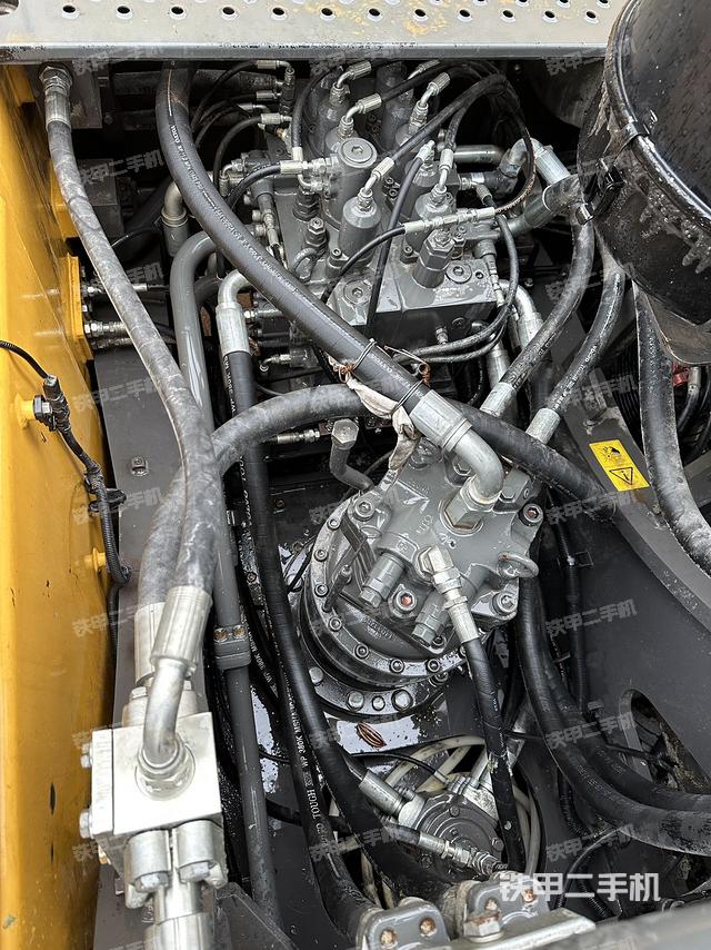 回转马达和主控阀（整机外观）