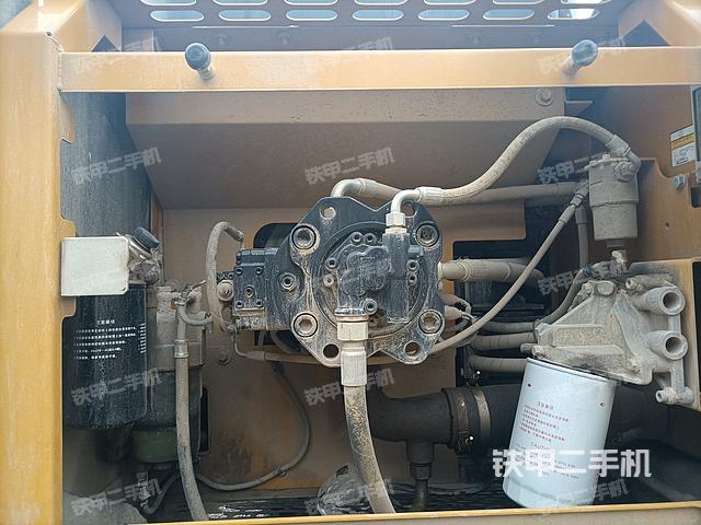 液压泵舱室正面整体（整机外观）