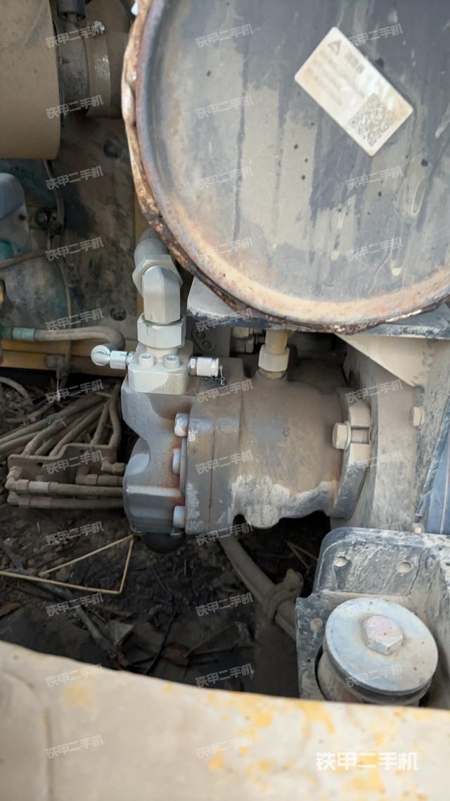 液压泵舱室正面整体（整机外观）