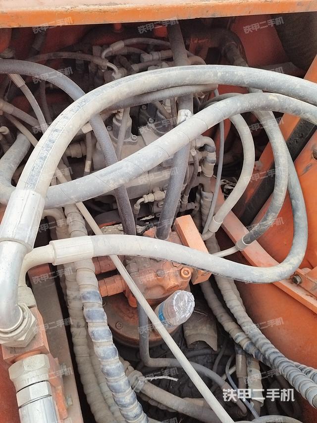 回转马达和主控阀（整机外观）