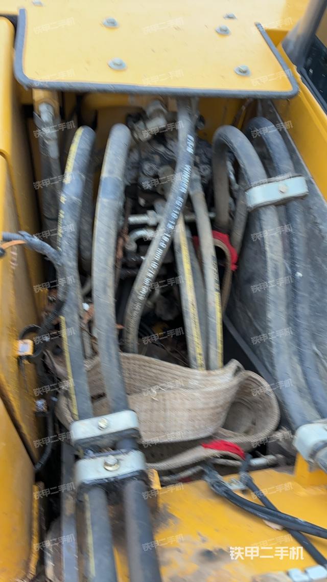 回转马达和主控阀（整机外观）