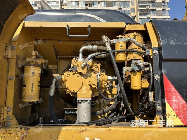 液压泵舱室正面整体（整机外观）