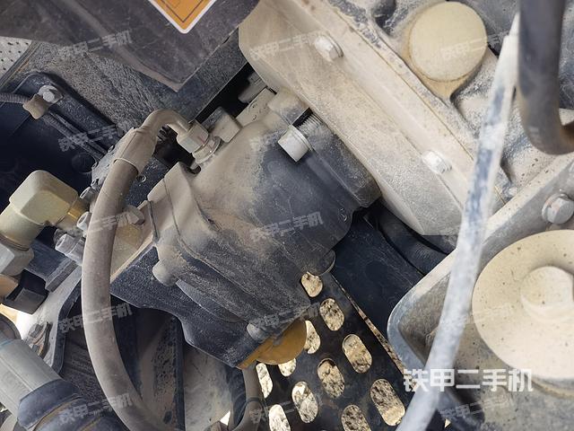 液压泵舱室正面整体（整机外观）