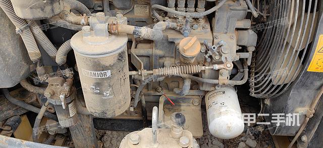 液压泵舱室正面整体（整机外观）