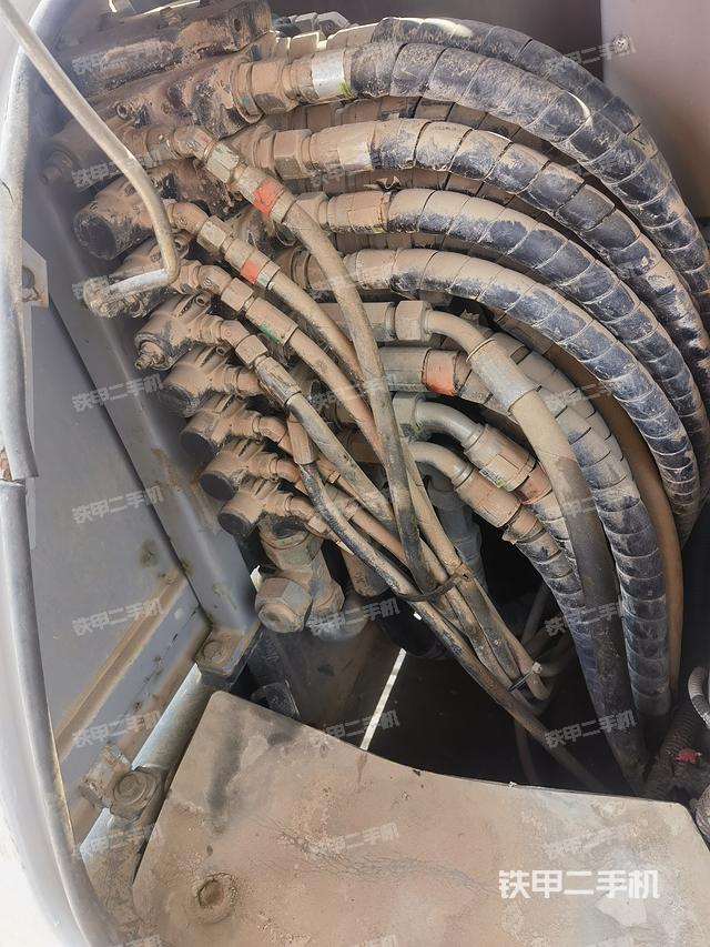 回转马达和主控阀（整机外观）