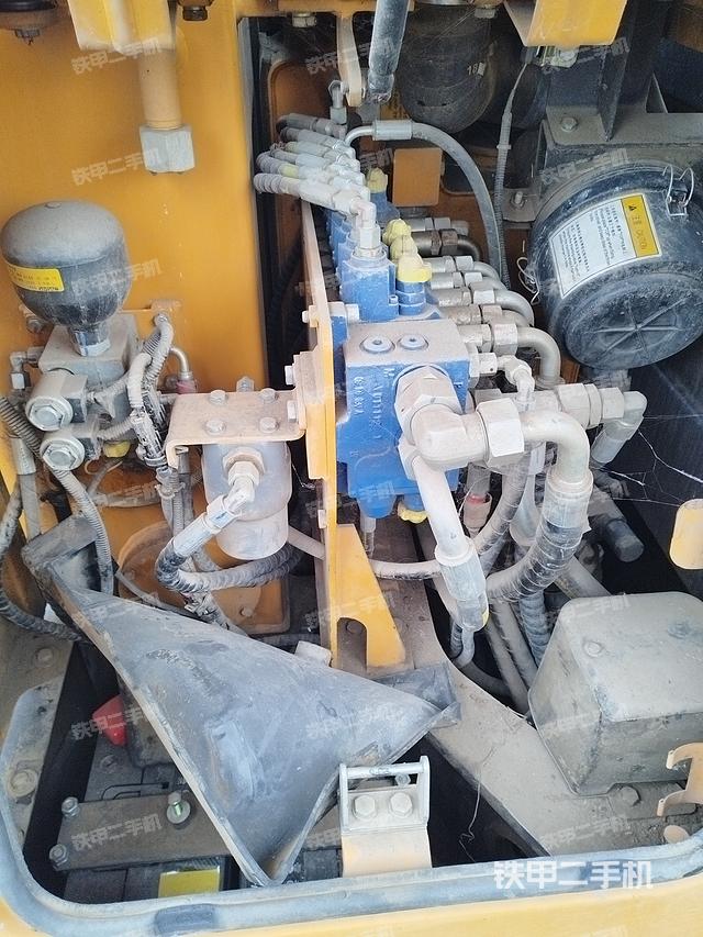 回转马达和主控阀（整机外观）