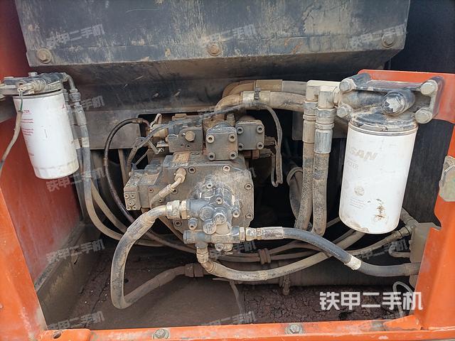 液压泵舱室正面整体（整机外观）