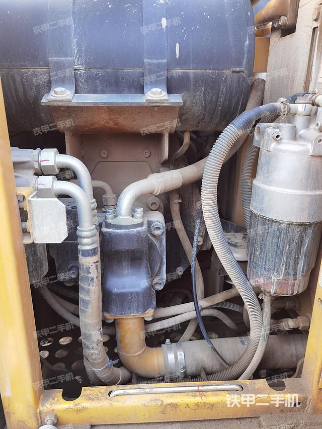 液压泵舱室正面整体（整机外观）