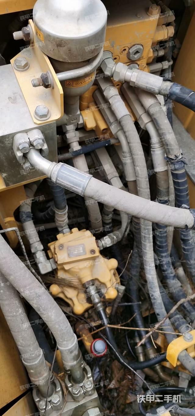 回转马达和主控阀（整机外观）