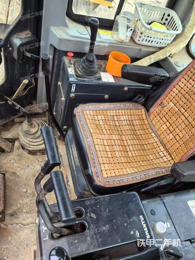 驾驶室操作台（设备外观及核心部件）