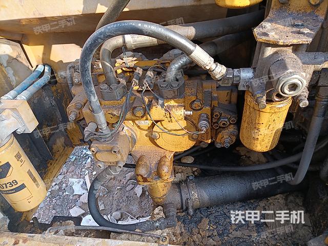 液压泵舱室正面整体（整机外观）