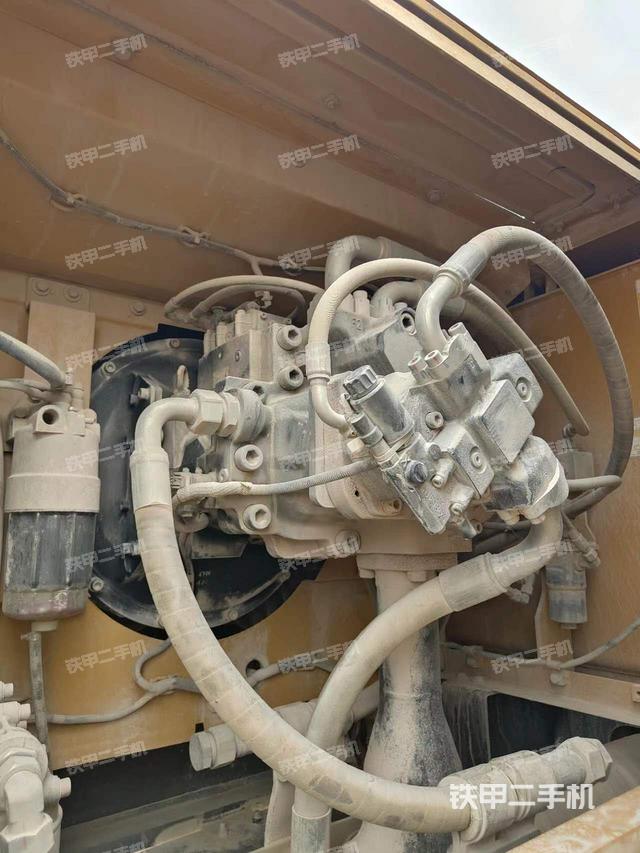 液压泵舱室正面整体（整机外观）