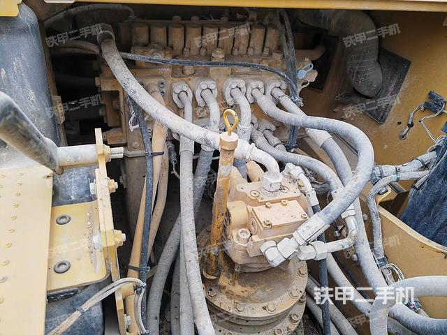 回转马达和主控阀（整机外观）