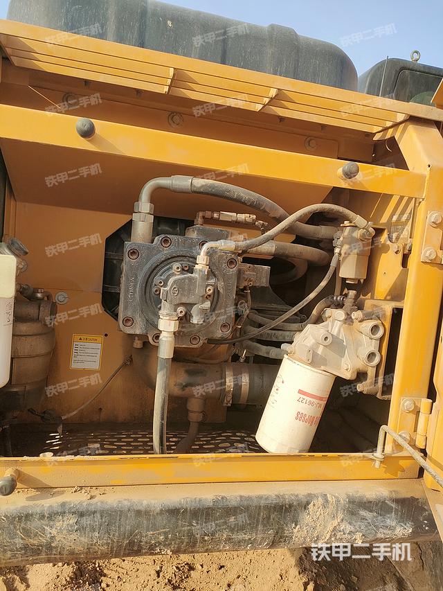 液壓泵艙室正面整體(整機(jī)外觀) 液壓泵艙室正面整體(整機(jī)外觀)