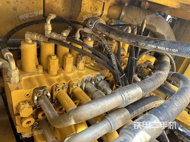 回转马达和主控阀（整机外观）