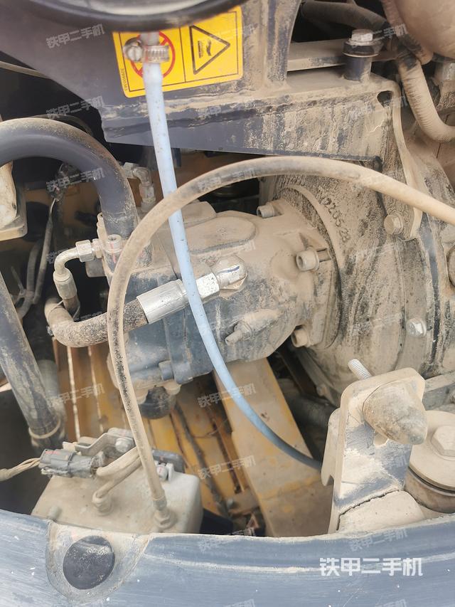 液压泵舱室正面整体（整机外观）