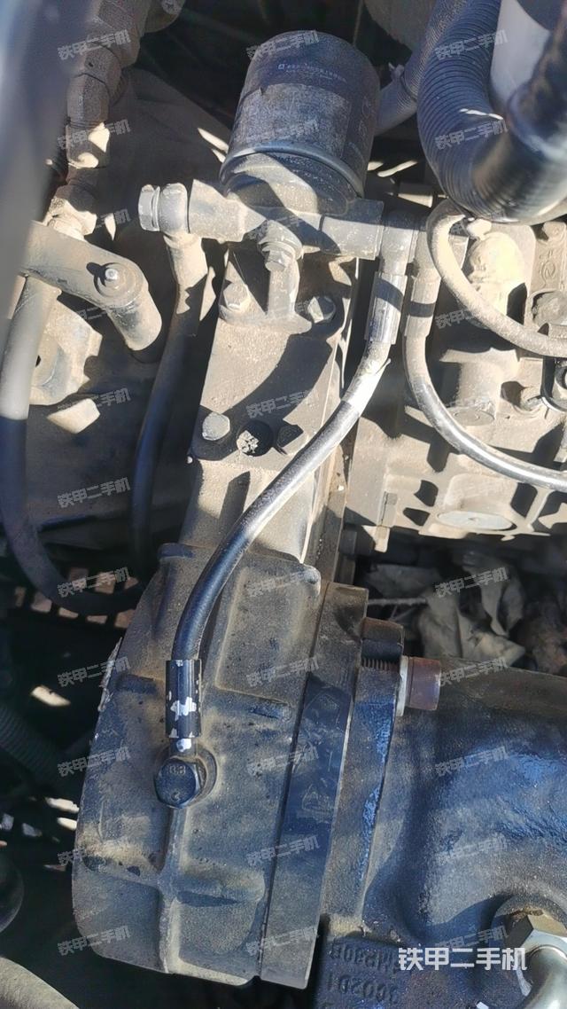 液压泵舱室正面整体（整机外观）