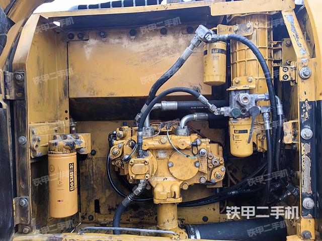 液压泵舱室正面整体（整机外观）