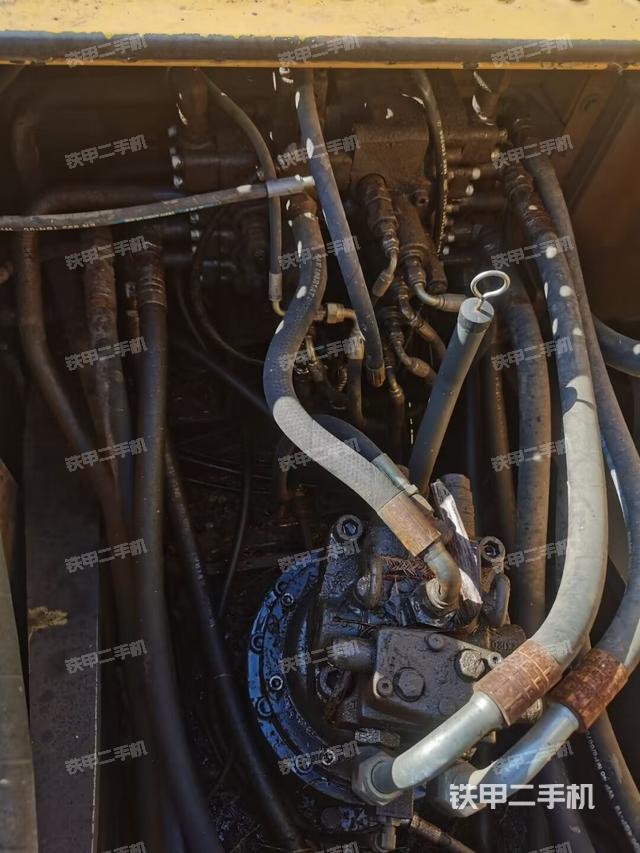 回转马达和主控阀（整机外观）