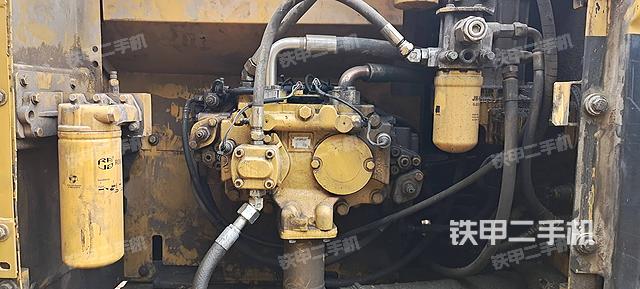 液压泵舱室正面整体（整机外观）