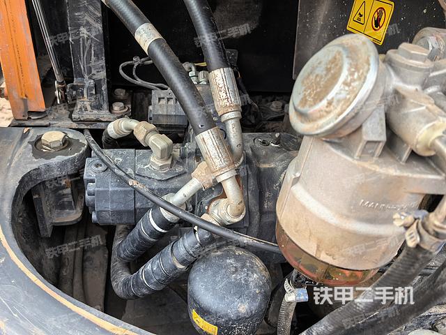 液压泵舱室正面整体（整机外观）