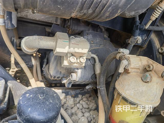 液压泵舱室正面整体（整机外观）