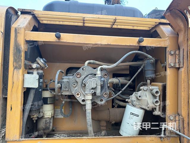 液压泵舱室正面整体（整机外观）