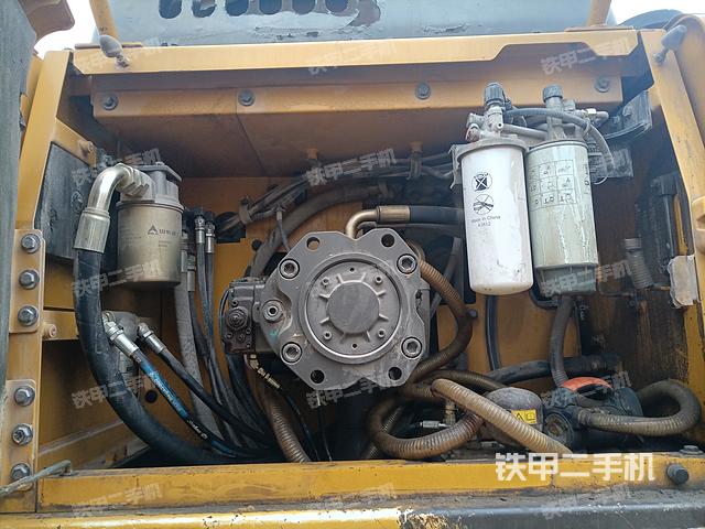 液压泵舱室正面整体（整机外观）